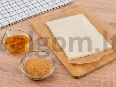 Flapjacks su uogiene ir karamelės plutele receptas Žingsnis 1