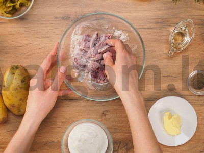 Jautienos stroganoff su agurkais receptas Žingsnis 5