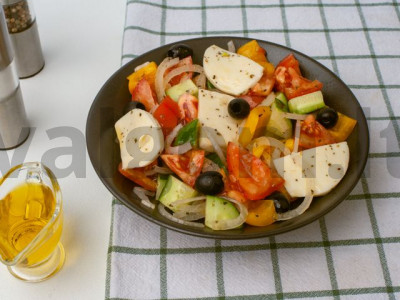 Graikiškos salotos su mocarela receptas Žingsnis 9