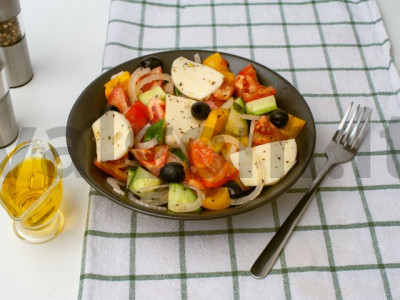Graikiškos salotos su mocarela receptas pagrindine nuotrauka