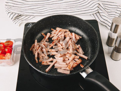 Makaronai su kumpiu ir vyšniniais pomidorais receptas Žingsnis 8