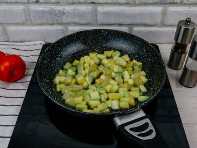 Žiemos užkandis iš keptų cukinijų su česnakais receptas Žingsnis 6