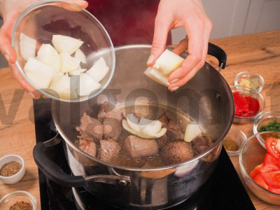 Jautienos šurpa su pomidorų pasta receptas Žingsnis 2