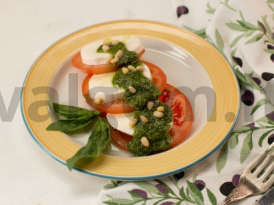 Caprese su pesto padažu pagrindine nuotrauka