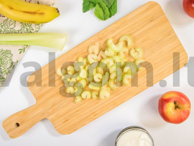 Bananų, obuolių ir salierų salotos Žingsnis 2