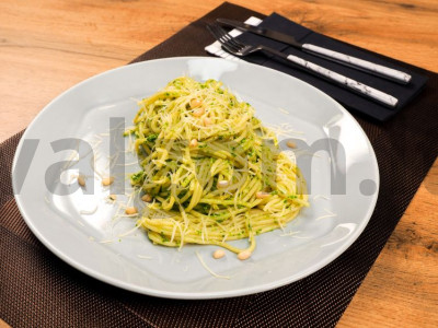 Makaronai su naminiu pesto padažu pagrindine nuotrauka