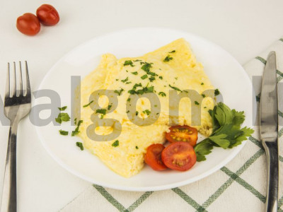 Omletas su mocarela pagrindine nuotrauka