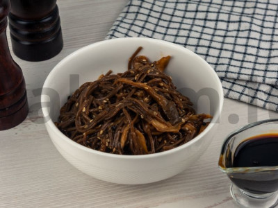 Grikių makaronai su austrių grybais ir teriyaki pagrindine nuotrauka