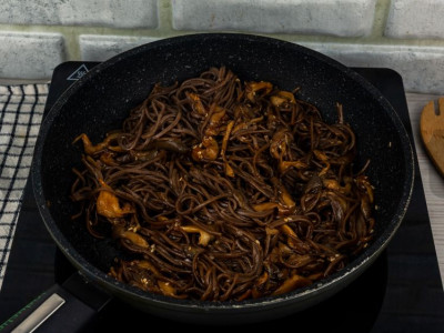 Grikių makaronai su austrių grybais ir teriyaki Žingsnis 10