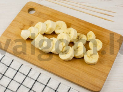 Vaisių užkandžiai su bananais, obuoliais, vynuogėmis ir kiviais Žingsnis 1