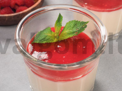 Aviečių panna cotta pagrindine nuotrauka