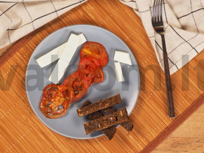 Saulėje džiovinti pomidorai dehidratoriuje pagrindine nuotrauka