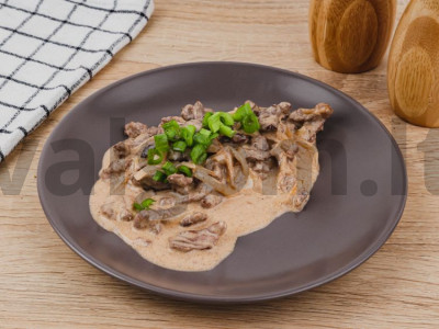 Jautienos stroganoff su grietine ir pomidorų pasta pagrindine nuotrauka