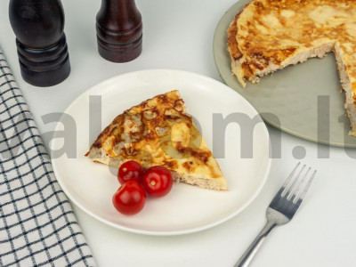 Omletas su malta mėsa keptuvėje pagrindine nuotrauka