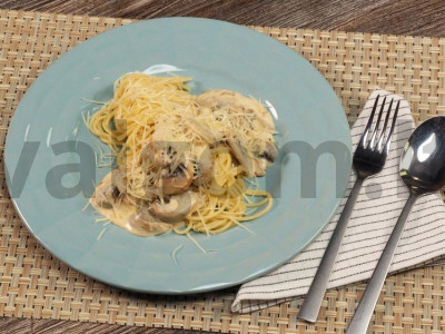 Makaronai su grybais grietinėlės padaže su parmezanu pagrindine nuotrauka