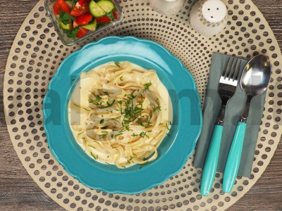 Fettuccini makaronai su grietinėlės padažu pagrindine nuotrauka