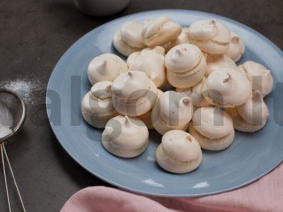 Meringue orkaitėje pagrindine nuotrauka