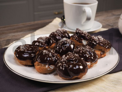 Šokoladiniai profiteroles pagrindine nuotrauka