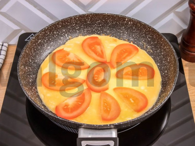 Omletas su pomidorais ir grietinėle Žingsnis 4