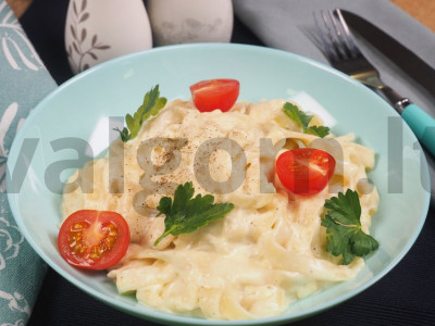 Fettuccini grietinėlės padaže pagrindine nuotrauka