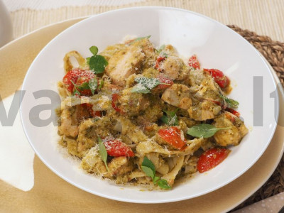 Fettuccini su pesto. pagrindine nuotrauka