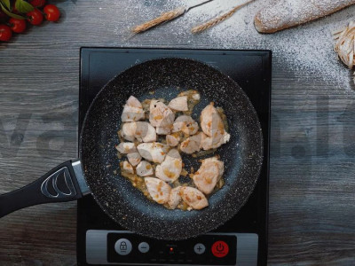 Tagliatelle su kalakutiena, mėlynuoju sūriu ir bazilikais Žingsnis 3