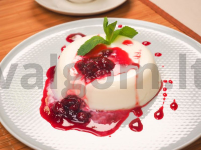 Uogų panna cotta pagrindine nuotrauka