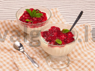 Panna cotta su vyšniomis pagrindine nuotrauka