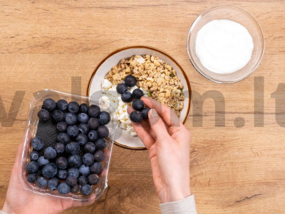 Graikiškas jogurtas su granola ir mėlynėmis Žingsnis 1