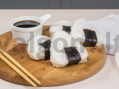 Onigiri su lašiša pagrindine nuotrauka