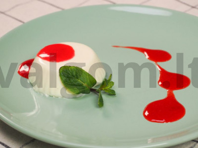 Panna cotta su braškėmis pagrindine nuotrauka