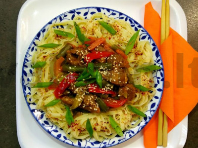 Kiauliena su makaronais wok su daržovėmis pagrindine nuotrauka