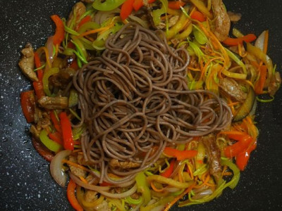 Kiauliena su wok grikių makaronais saldžiarūgščiame padaže Žingsnis 3