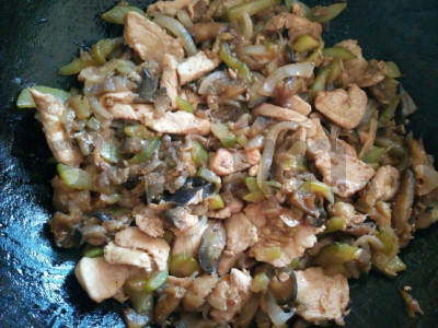 Klasikinis wok su naminiais ryžių makaronais Žingsnis 1