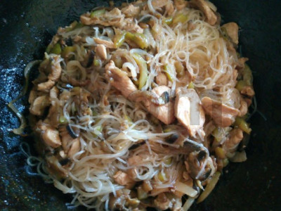 Klasikinis wok su naminiais ryžių makaronais Žingsnis 2