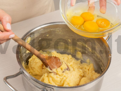 Naminiai eklerai su šokoladiniu kremu Žingsnis 1