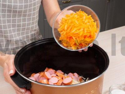 Rauginti kopūstai su dešrelėmis multicooker įrenginyje Žingsnis 1
