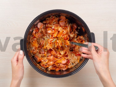 Rauginti kopūstai su dešrelėmis multicooker įrenginyje Žingsnis 2