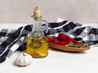 Aromatinis aliejus su aitriosiomis paprikomis pagrindine nuotrauka