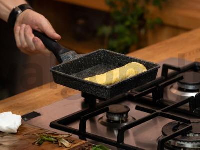 Japoniškas tamagoyaki omletas su ryžių vynu ir sojų padažu Žingsnis 3