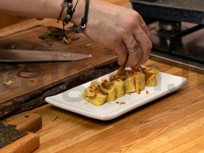 Japoniškas tamagoyaki omletas su ryžių vynu ir sojų padažu Žingsnis 4