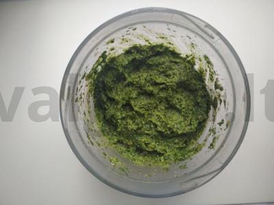 Aštrus pesto padažas su rukola ir graikiniais riešutais Žingsnis 2