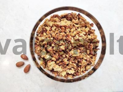 Skani granola su bananais pagrindine nuotrauka