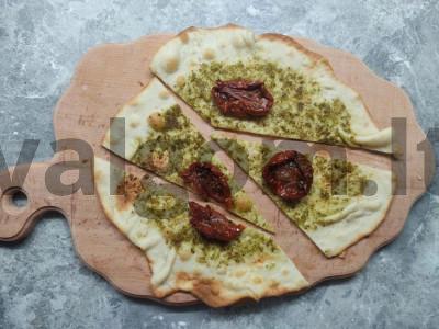 Itališka focaccia su pesto. pagrindine nuotrauka