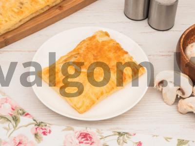 Sluoksniuotas pyragas su vištiena ir grybais pagrindine nuotrauka