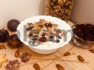 Aromatinga granola su medumi ir džiovintais vaisiais pagrindine nuotrauka