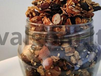 Skani granola su uogomis pagrindine nuotrauka