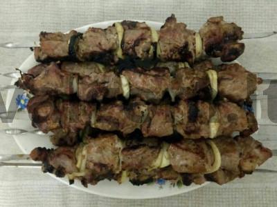 Originalus kiaulienos kebabas putojančiame marinate pagrindine nuotrauka
