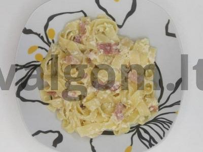 Fettuccini makaronai su šonine grietinėlės padaže pagrindine nuotrauka