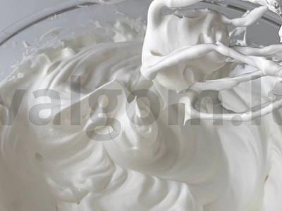 Meringue ritinys su trupučiu cukraus ir uogų sluoksniu Žingsnis 2